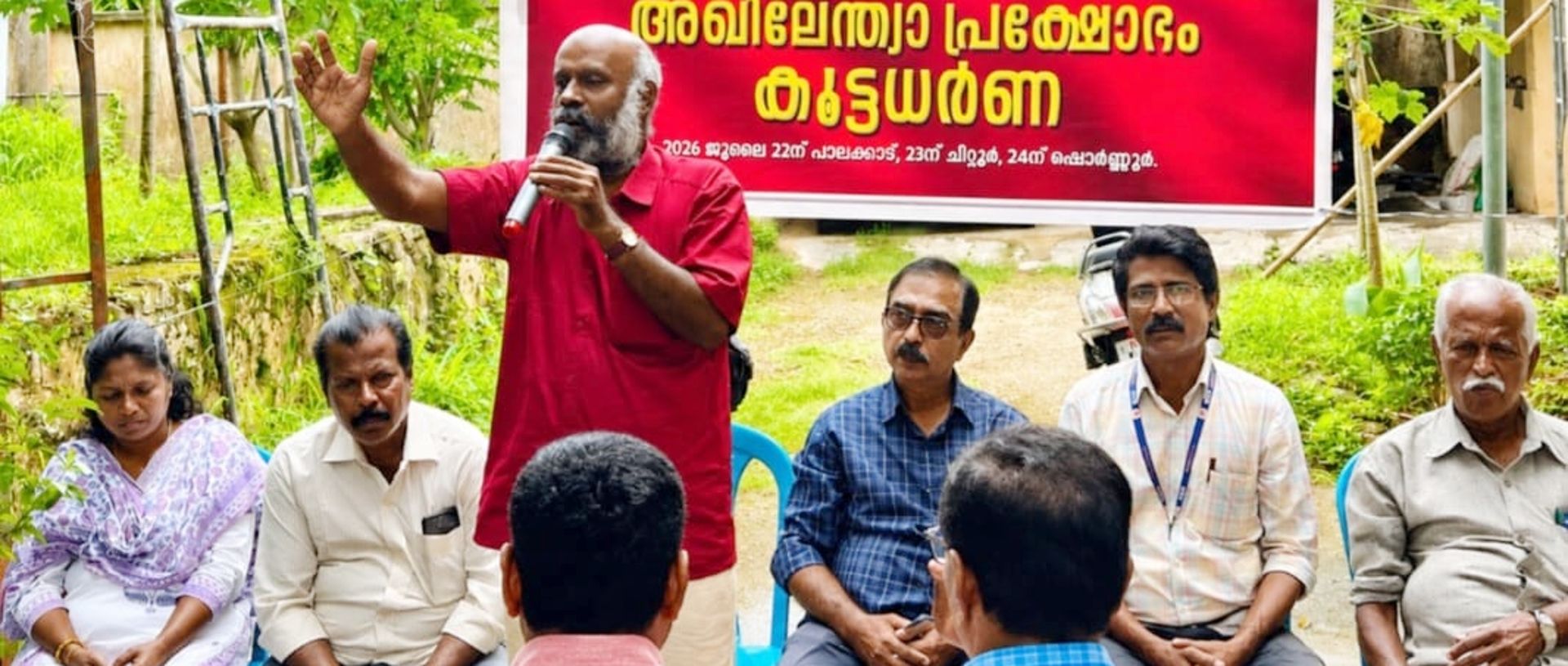ബിഎസ്എൻഎൽ ജീവനക്കാരുടെയും പെൻഷൻകാരുടെയും പ്രതിഷേധത്തിന്റെ രണ്ടാംദിനം എൻഎഫ്‌പിഇ അഖിലേന്ത്യാ വൈസ് പ്രസിഡന്റ്‌ പി ശിവദാസ് ഉദ്ഘാടനം ചെയ്യുന്നു