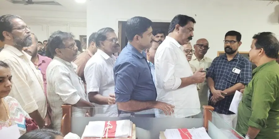 സിപിഐ എം നേതൃത്വത്തിൽ പേരാമ്പ്ര പഞ്ചായത്ത് ഓഫീസ്‌ ഉപരോധിക്കുന്നു