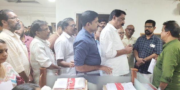 സിപിഐ എം നേതൃത്വത്തിൽ പേരാമ്പ്ര പഞ്ചായത്ത് ഓഫീസ്‌ ഉപരോധിക്കുന്നു