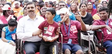 ജില്ലാ ബഡ്‌സ്‌ കായികമേള ഉദ്‌ഘാടനം ചെയ്‌ത ശേഷം കലക്‌ടർ എൻ ദേവീദാസ്‌ കുട്ടികൾക്കൊപ്പം 