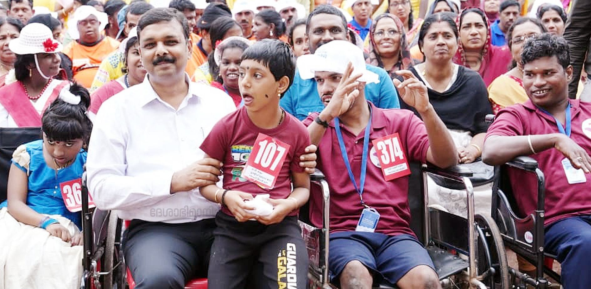 ജില്ലാ ബഡ്‌സ്‌ കായികമേള ഉദ്‌ഘാടനം ചെയ്‌ത ശേഷം കലക്‌ടർ എൻ ദേവീദാസ്‌ കുട്ടികൾക്കൊപ്പം 