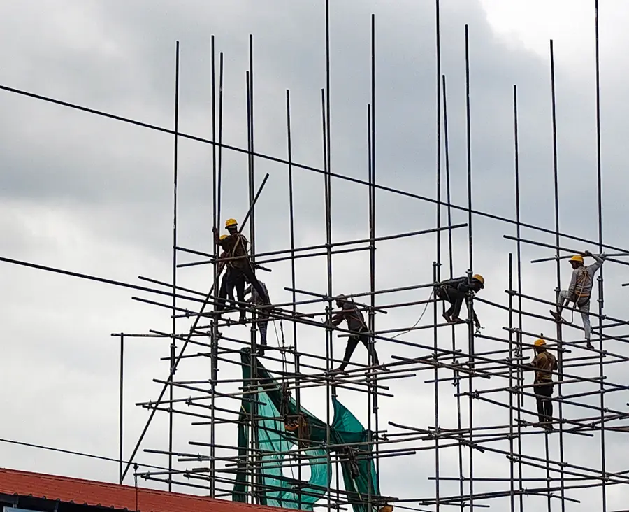 പാലക്കാട് നഗരത്തിൽ കെട്ടിടനിർമാണം നടത്തുന്ന തൊഴിലാളികൾ