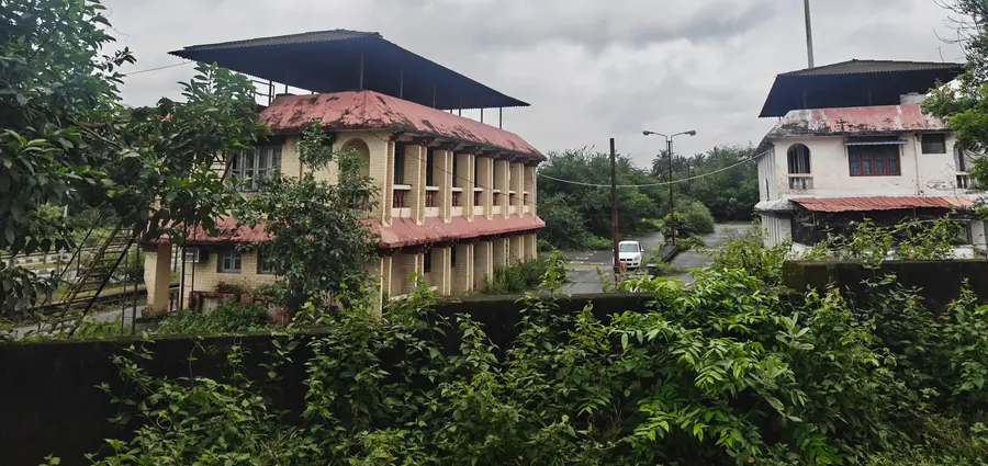 ഉപയോഗശൂന്യമായ കെട്ടിടങ്ങൾ