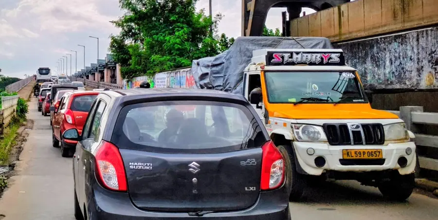 തണ്ണീർമുക്കം ബണ്ടിൽ ശനി ഉച്ചകഴിഞ്ഞ് അനുഭവപ്പെട്ട ഗതാഗതക്കുരുക്ക്