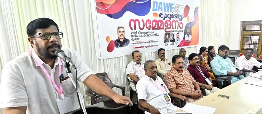 ഡിഎഡബ്ല്യുഎഫ് തൃശൂർ ജില്ലാ സമ്മേളനം അഴീക്കോടൻ സ്മാരക മന്ദിരത്തിൽ സിപിഐ എം ജില്ലാ സെക്രട്ടറി
കെ വി അബ്ദുൾ ഖാദർ ഉദ്ഘാടനം ചെയ്യുന്നു