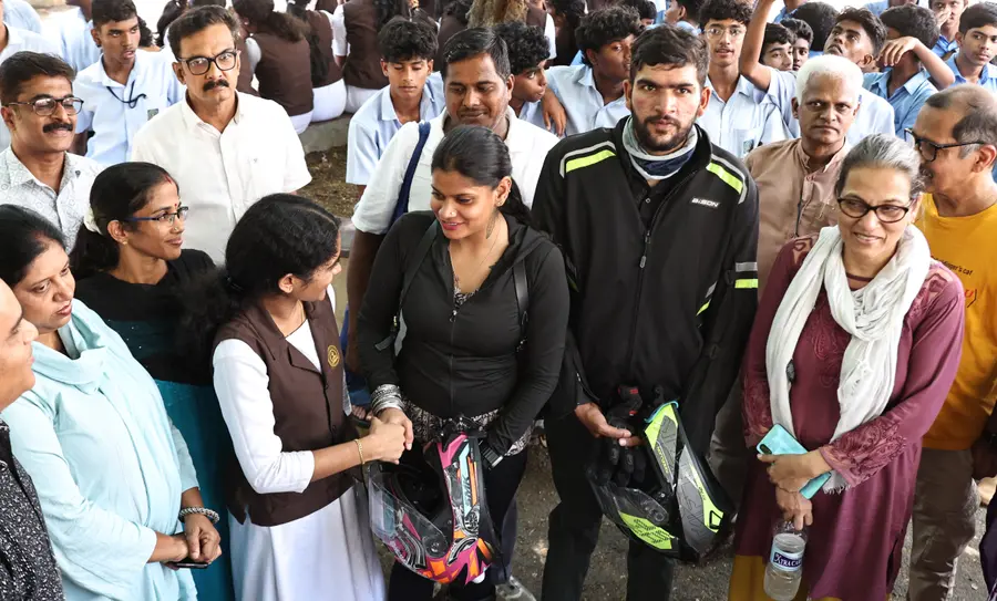 മാനസികാരോഗ്യ ബോധവല്ക്കരണ ക്യാമ്പയിനുമായി തൃശൂര് സിഎംഎസ് സ്കൂളിലെത്തിയ സെഹര് ഹാഷ്മിയുടെ
നേതൃത്വത്തിലുള്ള സംഘത്തെ സ്വീകരിക്കുന്നു