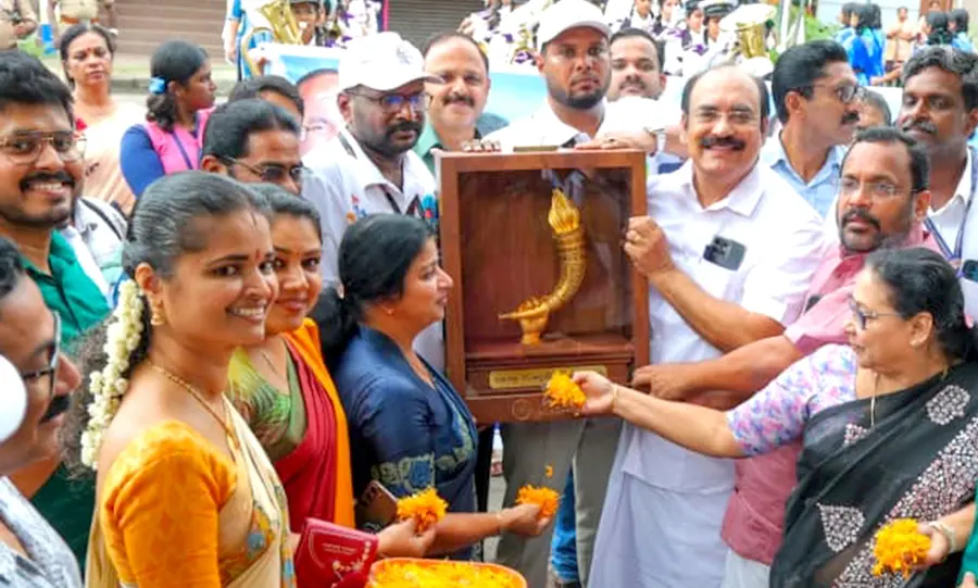 സംസ്ഥാന സ്കൂൾ കായികമേളയുടെ സ്വർണക്കപ്പിന് തൃശൂരിൽ നൽകിയ
സ്വീകരണം