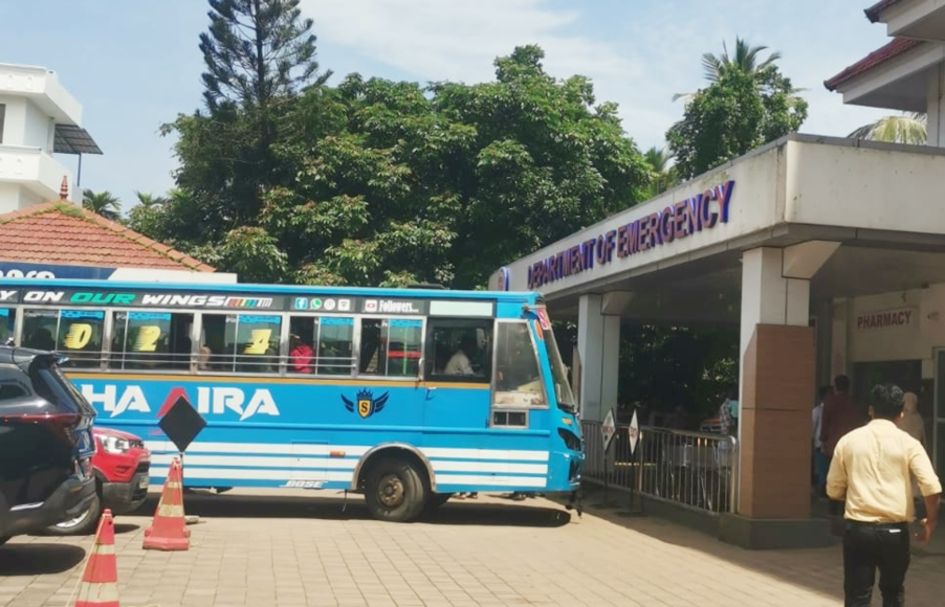 പിഞ്ചുകുഞ്ഞിനെയുമായി ബസ് വടകര സഹകരണ ആശുപത്രിയിൽ എത്തിയപ്പോൾ
