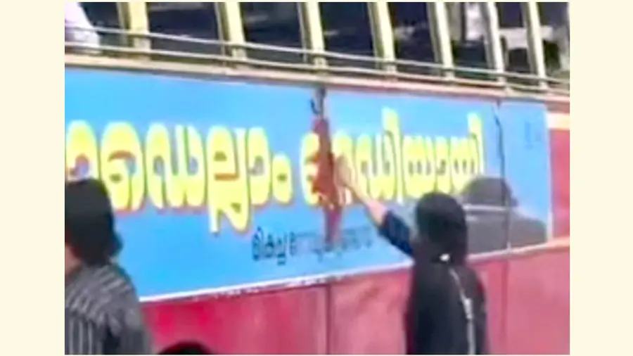 നെയ്യാറ്റിൻകരയിൽ കെഎസ്ആർടിസി ബസിലെ സർക്കാർ പരസ്യങ്ങൾ
നശിപ്പിക്കുന്ന കോൺഗ്രസ് പ്രവർത്തകർ