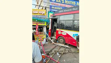 കെഎസ്ആർടിസി ബസ് ലോട്ടറി കടയിലേക്ക് ഇടിച്ചുകയറിയുണ്ടായ അപകടം