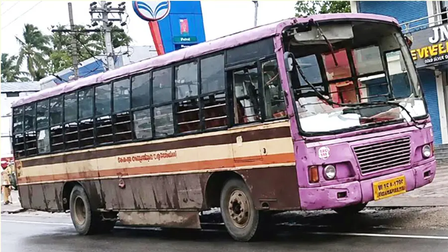പനച്ചമൂട്ടിൽ അജ്ഞാതന്റെ കല്ലേറിൽ തകർന്ന ബസ് 