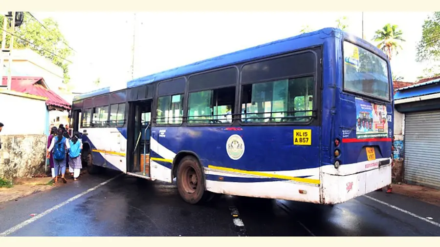 നെയ്യാറ്റിൻകരയിൽ അപകടത്തിൽപ്പെട്ട കെഎസ്ആർടിസി ബസ്