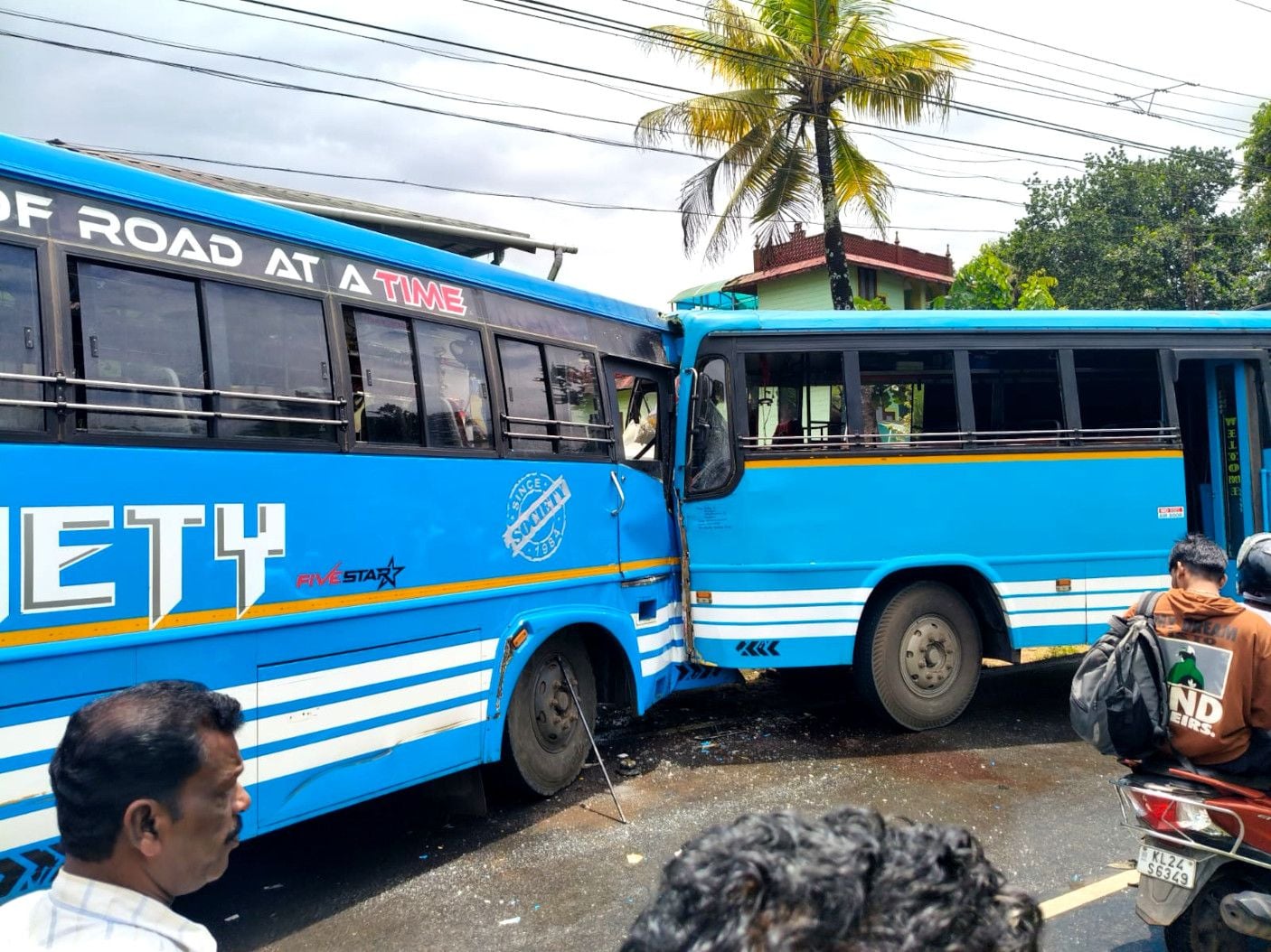അപകടത്തിൽപ്പെട്ട സ്വകാര്യ ബസുകൾ