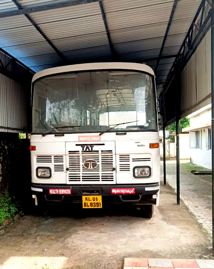 കട്ടപ്പുറത്തായ ആശ്രാമം സര്ക്കാര് ജനറല് നഴ്സിങ്
സ്കൂൾ ബസ്