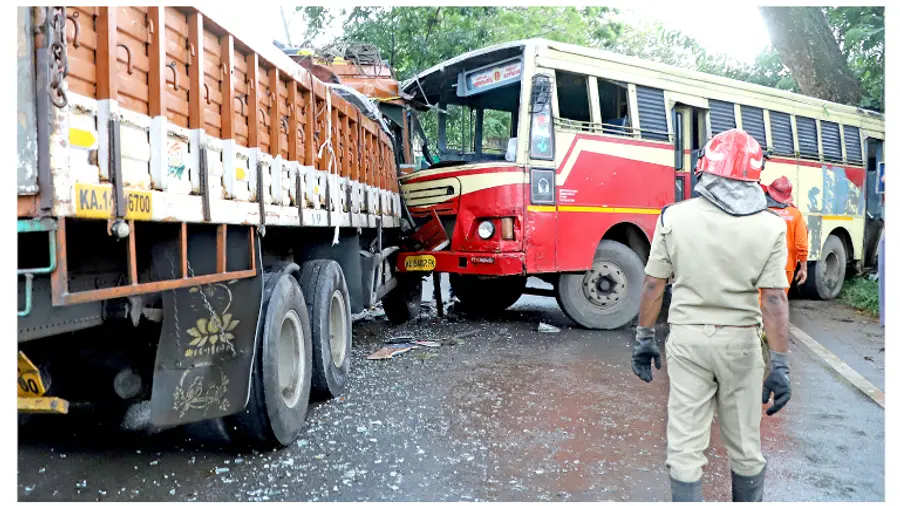 മരുതൂരിൽ കെഎസ്ആര്ടിസി ബസും ലോറിയും കൂട്ടിയിടിച്ചുണ്ടായ അപകടം