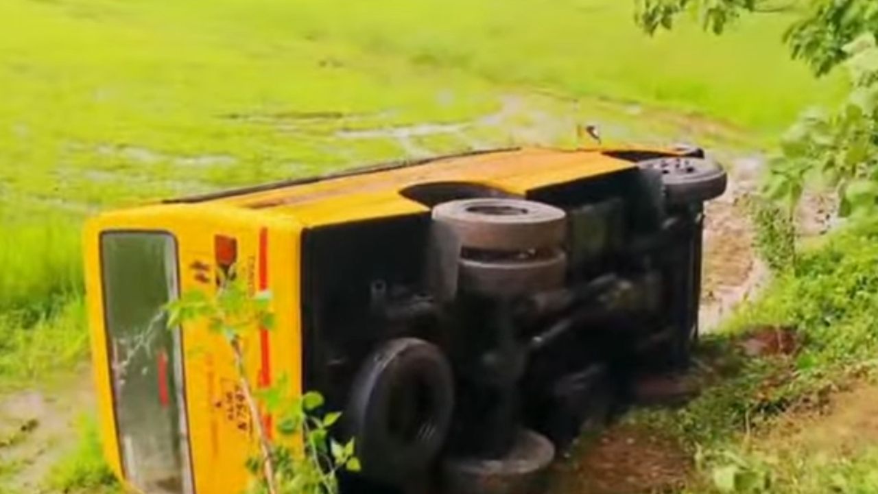 ന​ഗരൂരിൽ സ്കൂൾ ബസ് മറിഞ്ഞ് അപകടം