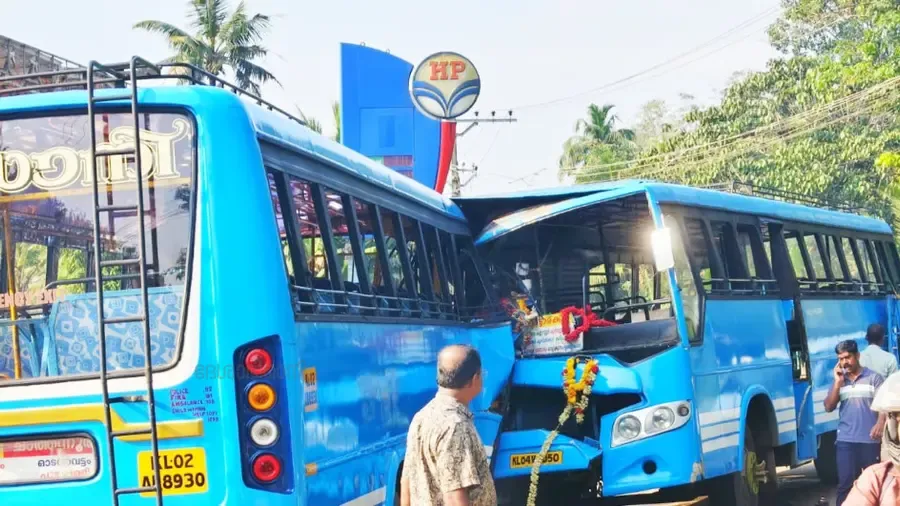 ഓടനാവട്ടം ചുങ്കത്തറക്ക് സമീപം സ്വകാര്യ ബസ്സുകൾ കൂട്ടിയിടിച്ചുണ്ടായ അപകടം