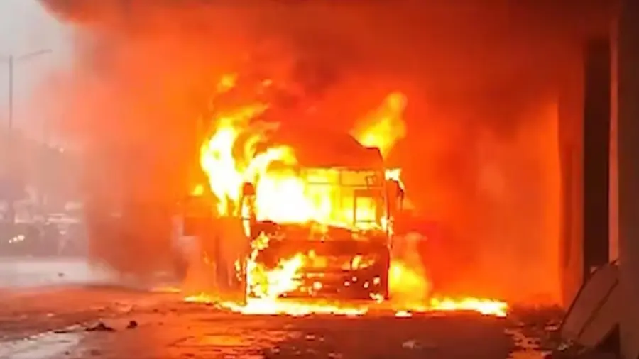 bus fire mumbai