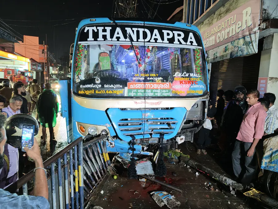 നഗരത്തിൽ ചന്തക്കവല ഫുട്പാത്തിലേക്ക് ഇടിച്ചുകയറിയ ബസ്