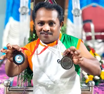 ബൈജു മെഡലുകളുമായി 