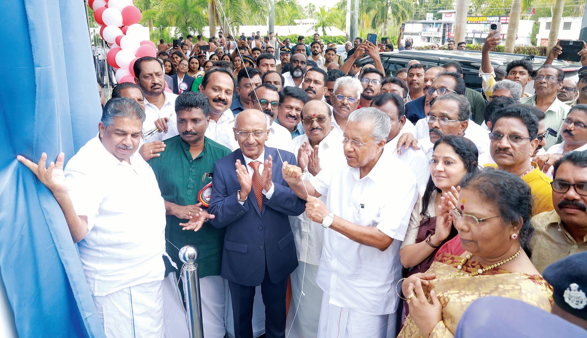 എൽമെക്‌സ്‌ മൾട്ടി സ്‌പെഷ്യാലിറ്റി ഹോസ്‌പിറ്റൽ ആൻഡ്‌ റിസർച്ച്‌ സെന്റർ  മുഖ്യമന്ത്രി പിണറായി വിജയൻ ഉദ്‌ഘാടനംചെയ്യുന്നു