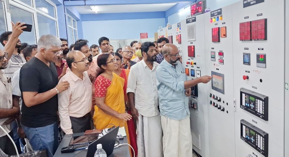 പാലക്കുഴി പദ്ധതിയിൽനിന്നുള്ള വൈദ്യുതി കെഎസ്‌ഇബി ഗ്രിഡിലേക്ക്‌ കണക്ട്‌ ചെയ്യുന്നതിന്റെ സ്വിച്ച്‌ ഓൺ  ജില്ലാ പഞ്ചായത്ത്‌ പ്രസിഡന്റ്‌ എസ്‌ ബി രാജു നിർവഹിക്കുന്നു