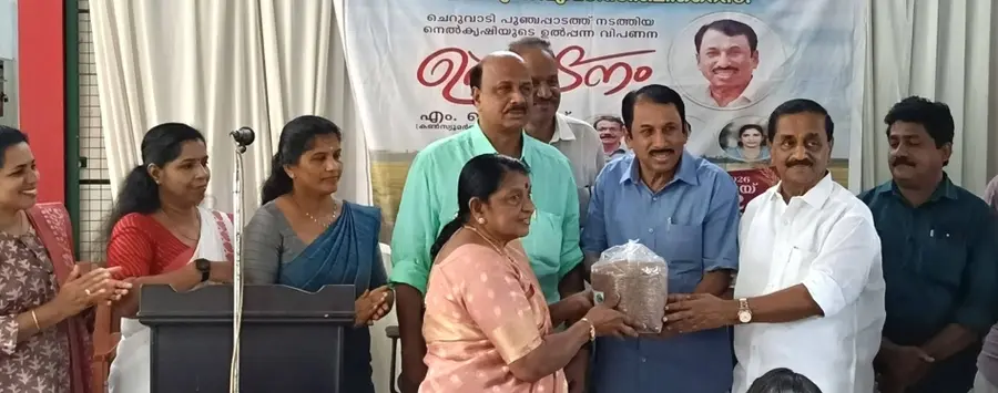 സിഎൻബിസി റൈസ്– അവൽ എന്നിവയുടെ വിപണനോദ്‌ഘാടനം എം മെഹബൂബ്‌, തോട്ടത്തിൽ രവീന്ദ്രൻ എന്നിവർ ചേർന്ന്‌ നിർവഹിക്കുന്നു