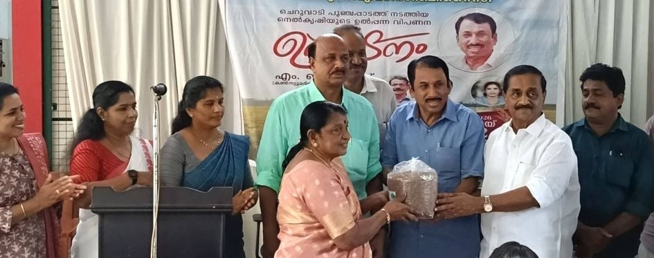 സിഎൻബിസി റൈസ്– അവൽ എന്നിവയുടെ വിപണനോദ്‌ഘാടനം എം മെഹബൂബ്‌, തോട്ടത്തിൽ രവീന്ദ്രൻ എന്നിവർ ചേർന്ന്‌ നിർവഹിക്കുന്നു