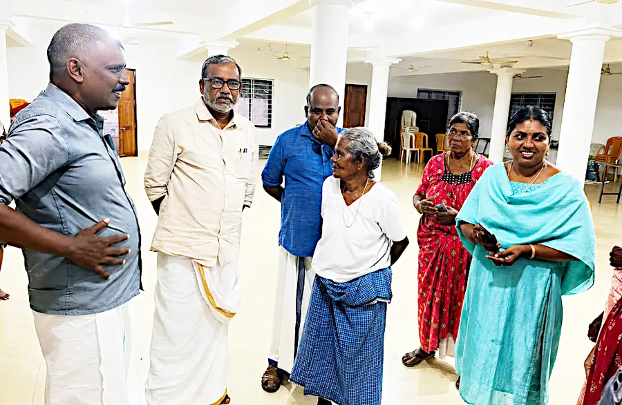 പി പ്രസാദ് എംഎൽഎ ദുരിതാശ്വാസ ക്യാമ്പ് സന്ദർശിക്കുന്നു