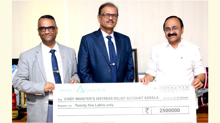 പ്രളയ ദുരിതാശ്വാസനിധിയിലേക്ക് നൽകിയ 25 ലക്ഷം രൂപയുടെ ചെക്ക്  തിരുവനന്തപുരം സർക്കിൾ ജനറൽ മാനേജർ ബരുൺ സിങ്‌ ഠാക്കൂറും  ജനറൽ മാനേജർ വി എസ്‌ സന്തോഷും മുഖ്യമന്ത്രി വി ഡി സതീശന്‌ കൈമാറുന്നു