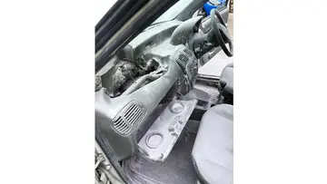 കാറിന്റെ ഉൾവശം കത്തിയനിലയിൽ 