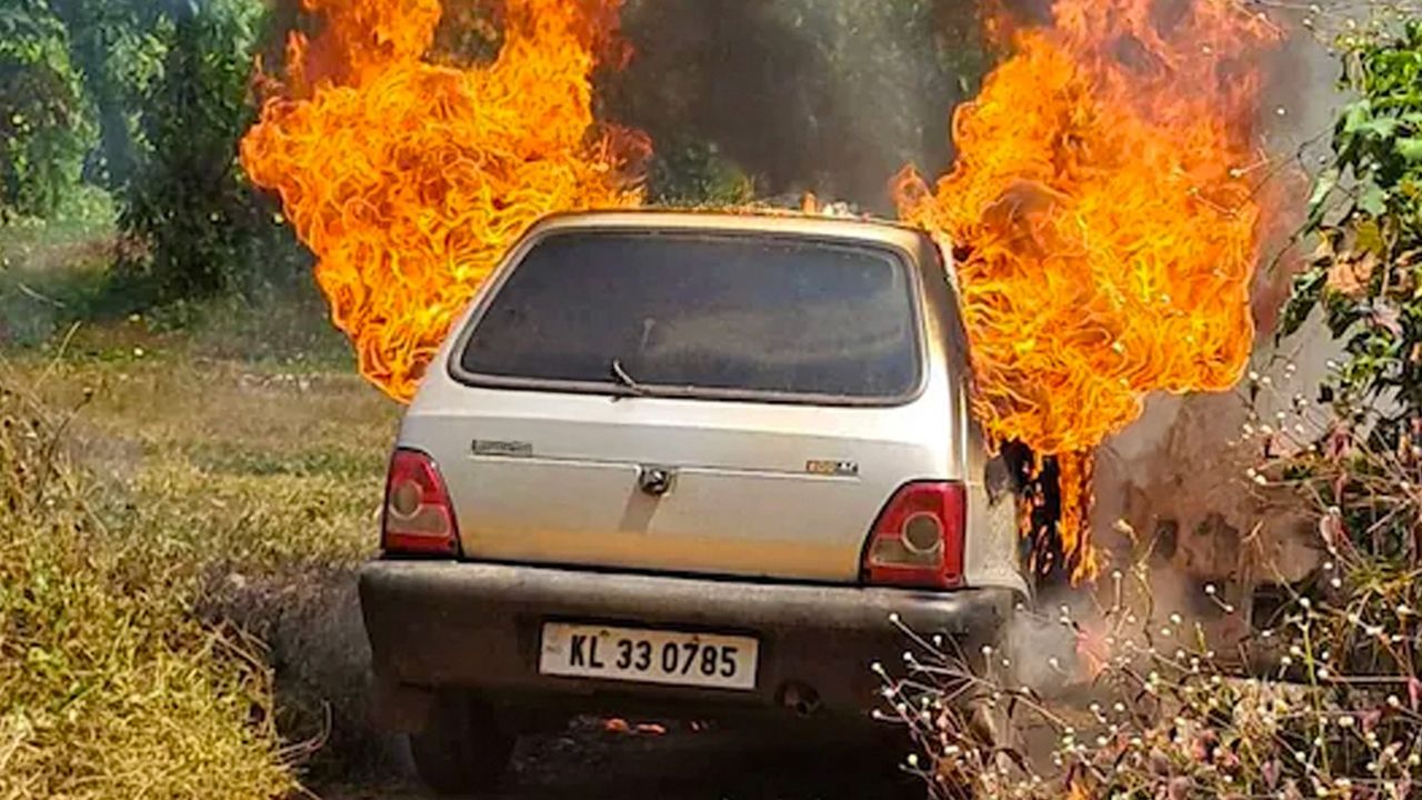 car-caught-fire-in thodupuzha 1