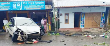 നിയന്ത്രണംവിട്ട കാർ