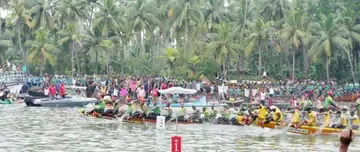 ചാമ്പ്യന്‍സ് ബോട്ട് ലീഗ് അഞ്ചാം സീസണില്‍ കല്ലടയില്‍ നടന്ന ഒമ്പതാം മത്സരത്തില്‍ വില്ലേജ് ബോട്ട് ക്ലബ് കൈനകരി തുഴഞ്ഞ വീയപുരം ചുണ്ടന്‍ ഒന്നാമത് ഫിനിഷ് ചെയ്യുന്നു. രണ്ടാമതെത്തിയ മേല്‍പ്പാടം ചുണ്ടനെയും കാണാം 
