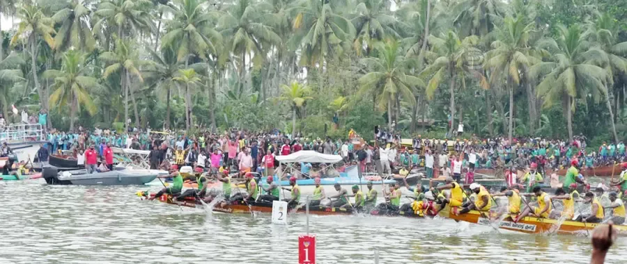ചാമ്പ്യന്‍സ് ബോട്ട് ലീഗ് അഞ്ചാം സീസണില്‍ കല്ലടയില്‍ നടന്ന ഒമ്പതാം മത്സരത്തില്‍ വില്ലേജ് ബോട്ട് ക്ലബ് കൈനകരി തുഴഞ്ഞ വീയപുരം ചുണ്ടന്‍ ഒന്നാമത് ഫിനിഷ് ചെയ്യുന്നു. രണ്ടാമതെത്തിയ മേല്‍പ്പാടം ചുണ്ടനെയും കാണാം 
