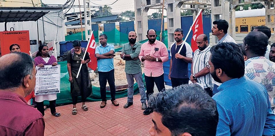 ഡിആർഇയു, എഐഎൽആർഎസ്‌എ, എഐഎസ്‌എംഎ എന്നീ സംഘടനകളുടെ നേതൃത്വത്തിൽ  ആലപ്പുഴ റെയിൽവേ സ്‌റ്റേഷനിൽ സംഘടിപ്പിച്ച പ്രതിഷേധം ഡിആർഇയു തിരുവനന്തപുരം ഡിവിഷണൽ പ്രസിഡന്റ്‌  എം എൽ വിബി ഉദ്‌ഘാടനംചെയ്യുന്നു