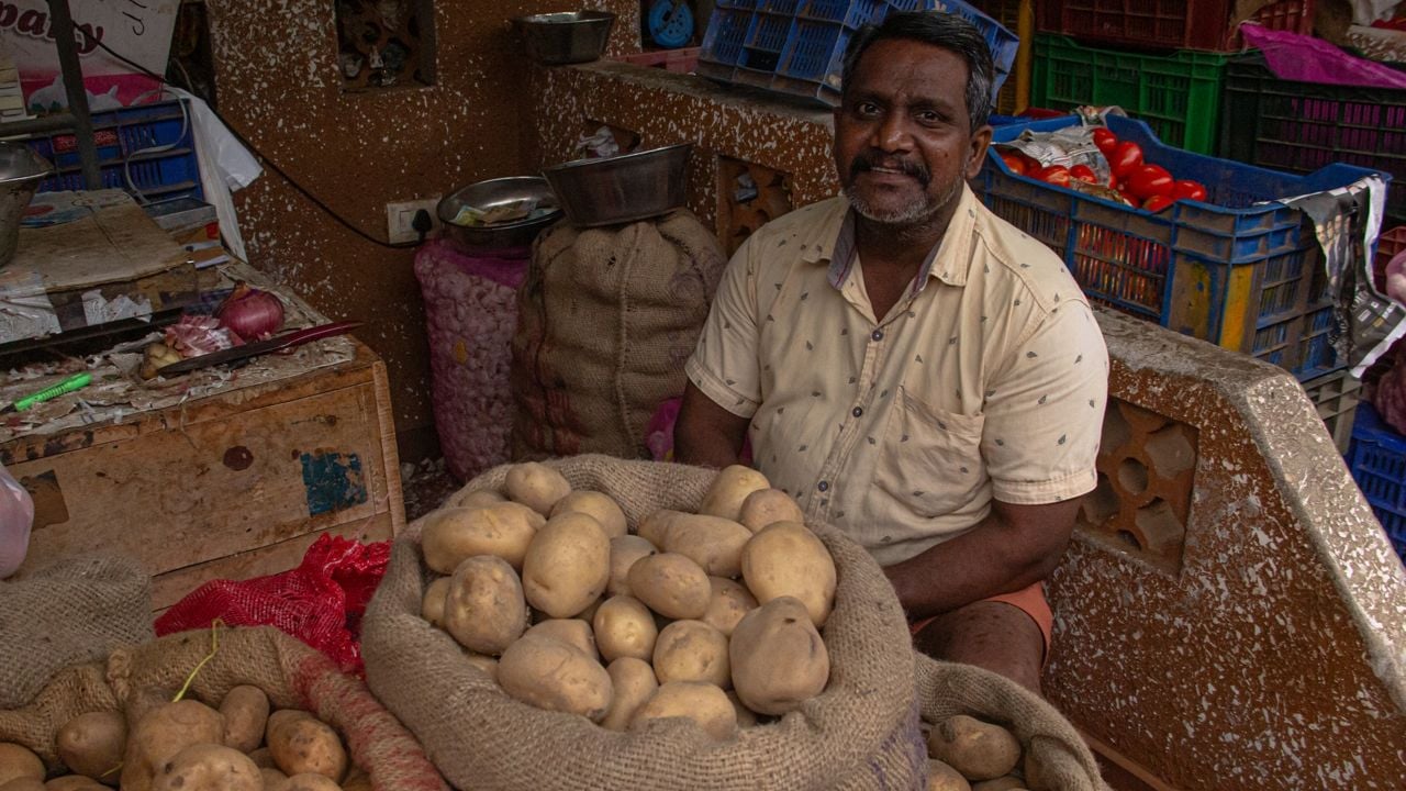 മുഖം മൂടികളില്ലാതെ...