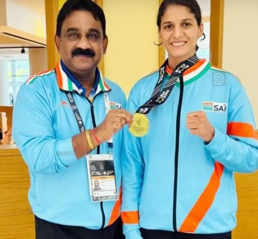 വനിതാ ബോക്സിങ് ചാമ്പ്യന്‍ഷിപ് 57കിലോ  വിഭാഗത്തില്‍ സ്വര്‍ണം നേടിയ ഹരിയാന സ്വദേശി ജാസ്മിനൊപ്പം ഡി ചന്ദ്രലാൽ