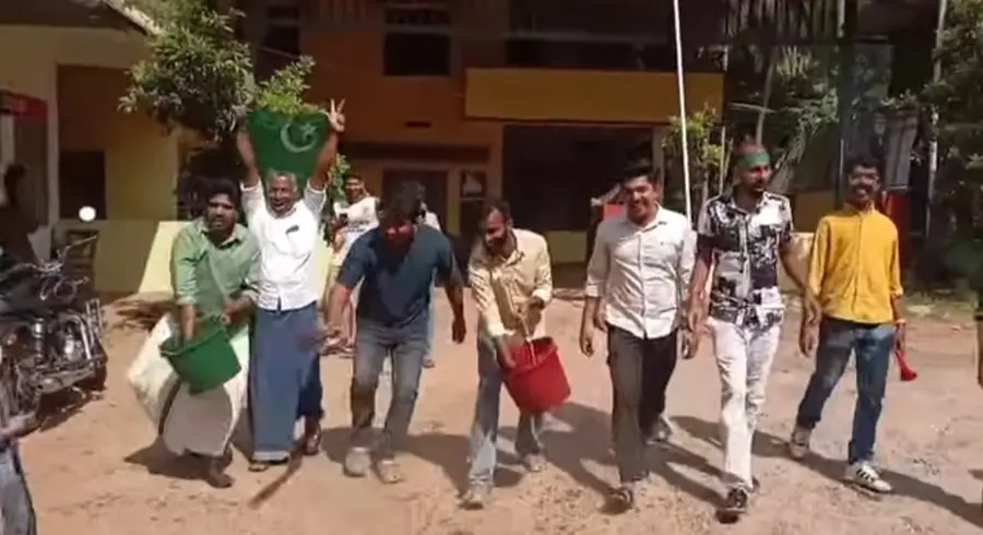 യുഡിഎഫ് പ്രവർത്തകർ ചങ്ങരോത്ത് പഞ്ചായത്ത്‌ ഓഫീസിൽ ചാണകവെള്ളം തളിക്കുന്നു