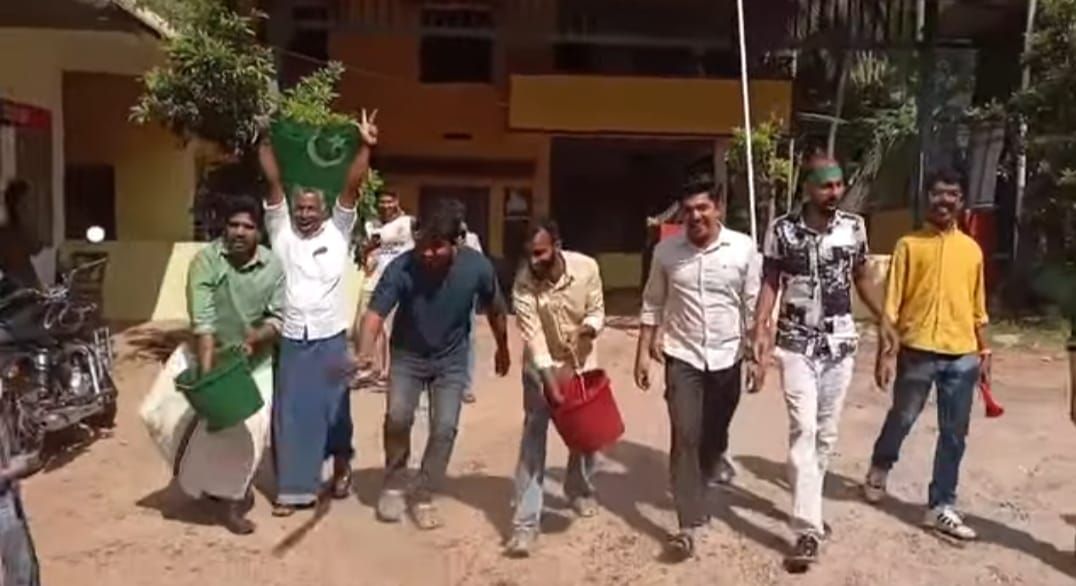 യുഡിഎഫ് പ്രവർത്തകർ ചങ്ങരോത്ത് പഞ്ചായത്ത്‌ ഓഫീസിൽ ചാണകവെള്ളം തളിക്കുന്നു