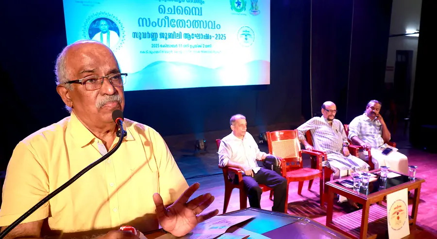 ചെമ്പൈ ജീവിത സംഗീത സന്ദേശം എന്ന സെമിനാർ കെ ടി മുഹമ്മദ് തിയറ്ററിൽ സംഗീതജ്ഞൻ മണ്ണൂർ രാജകുമാരനുണ്ണി ഉദ്ഘാടനം ചെയ്യുന്നു