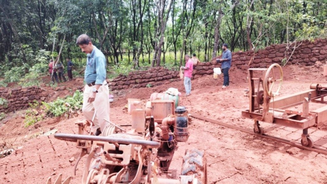 ഏറനാട് താലൂക്ക്‌ പരിധിയിലെ അനധികൃത ചെങ്കൽ ക്വാറിയിൽ റവന്യൂ–- ജിയോളജി വകുപ്പ്‌ നേതൃത്വത്തിൽ നടന്ന പരിശോധന 