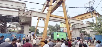 ചെറുവണ്ണൂർ കവലയിൽ മേൽപ്പാലത്തിനായി ഗർഡറുകൾ സ്ഥാപിക്കുന്നു