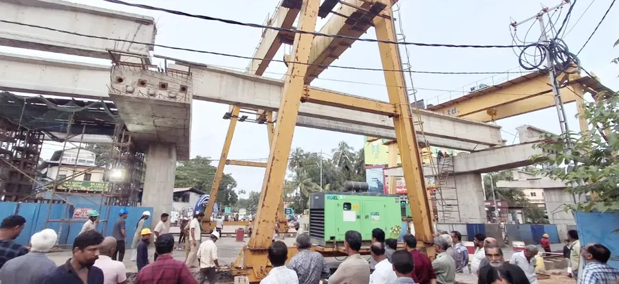 ചെറുവണ്ണൂർ കവലയിൽ മേൽപ്പാലത്തിനായി ഗർഡറുകൾ സ്ഥാപിക്കുന്നു