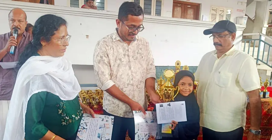 അഖില കേരള ചെസ് ഫെസ്റ്റിവൽ  വിജയികൾക്ക്‌ ജില്ലാ സ്പോർട്സ് കൗൺസിൽ വൈസ് പ്രസിഡന്റ്‌ അഖിൽ അനിരുദ്ധൻ സമ്മാനങ്ങൾ വിതരണം ചെയ്യുന്നു 