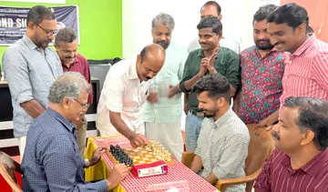 കാഴ്ചപരിമിതരും കാഴ്ചയുള്ളവരും തമ്മിലുള്ള ചെസ്   മത്സരം ജില്ലാ സ്പോർട്സ് കൗൺസിൽ പ്രസിഡന്റ്‌  സി സുമേഷ് ഉദ്ഘാടനം ചെയ്യുന്നു 