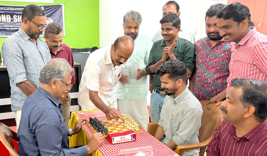 കാഴ്ചപരിമിതരും കാഴ്ചയുള്ളവരും തമ്മിലുള്ള ചെസ് മത്സരം ജില്ലാ സ്പോർട്സ് കൗൺസിൽ പ്രസിഡന്റ്
സി സുമേഷ് ഉദ്ഘാടനം ചെയ്യുന്നു