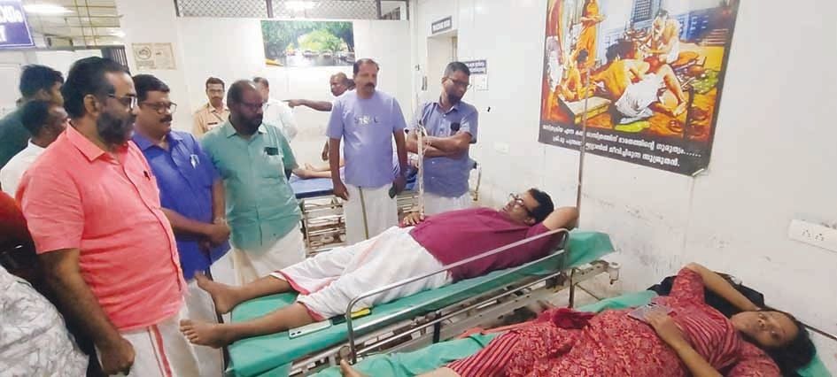 കോൺഗ്രസ് ആക്രമണത്തിൽ പരിക്കേറ്റ് ആശുപത്രിയിൽ കഴിയുന്ന പ്രശാന്ത് എസ് കുട്ടി, ജീതു പ്രവീൺ എന്നിവരെ  എച്ച് സലാം ഉൾപ്പടെയുള്ളവർ സന്ദർശിക്കുന്നു