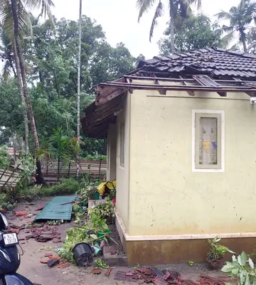 ചുഴലിക്കാറ്റിൽ തകർന്ന  കോതകുളം റഷീദിന്റെ വീട്‌ 