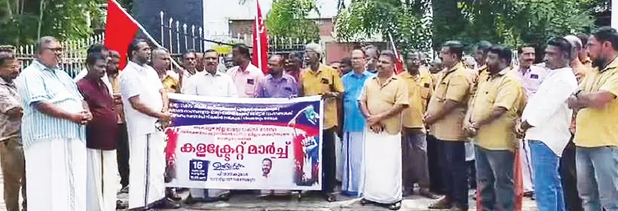 പെട്രോൾ, ഡീസൽ വിലവർധനയിൽ പ്രതിഷേധിച്ച് ഓട്ടോ, ടാക്സി ആൻഡ് ടെമ്പോ വർക്കേഴ്സ് യൂണിയൻ (സിഐടിയു) ജില്ലാ കമ്മിറ്റി സംഘടിപ്പിച്ച
കലക്ടറേറ്റ് മാർച്ചും ധർണയും സിഐടിയു ജില്ലാ ജനറൽ സെക്രട്ടറി പി ഗാനകുമാർ ഉദ്ഘാടനംചെയ്യുന്നു